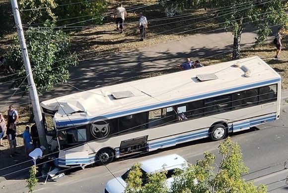 В Пензе пассажирский автобус врезался в столб