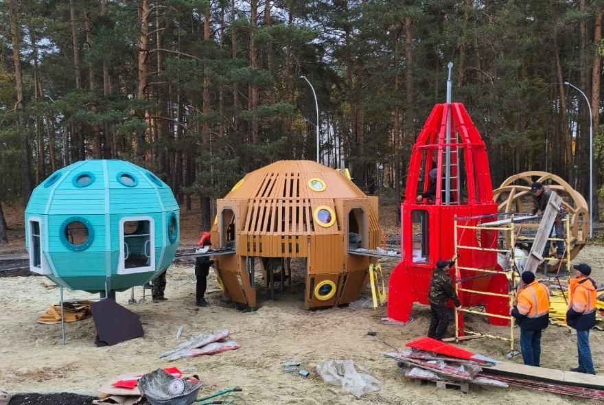 В сквере Демакова в Заречном появилась космическая площадка