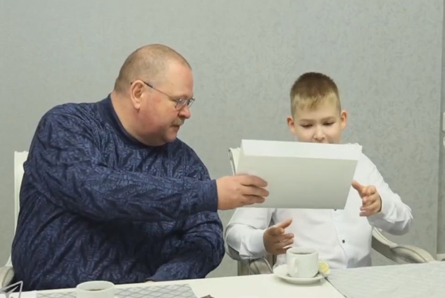Олег Мельниченко вручил подарки участникам акции «Елка желаний»