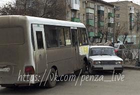 В Пензе маршрутка протаранила вазовскую «семерку»
