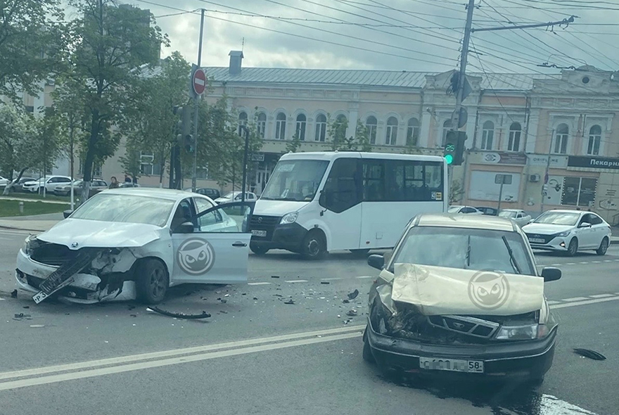 В Пензе у площади Ленина жестко столкнулись два автомобиля