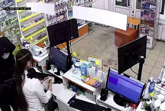 В Пензе мужчина с пневматическим пистолетом ограбил аптеку