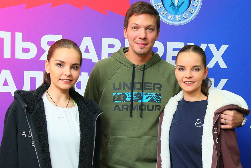 Роман Костомаров и Дмитрий Соловьев с женами: в Пензе прошло шоу Ильи Авербуха