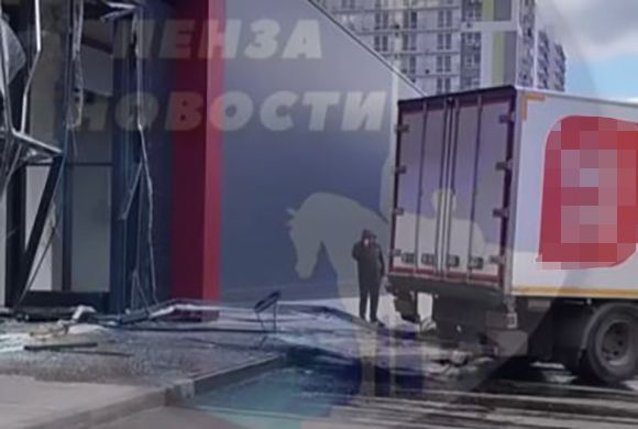 В Пензе грузовик протаранил торговый центр