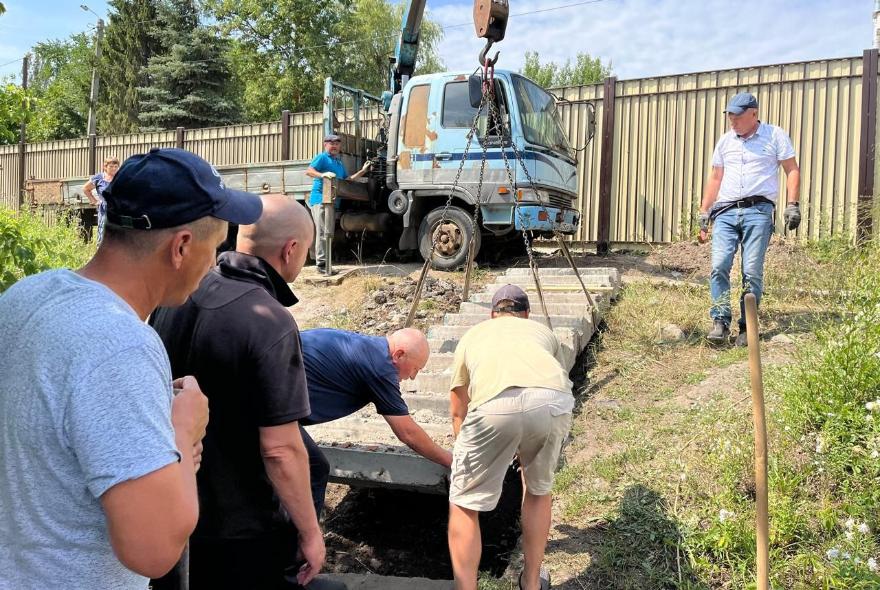 Вадим Супиков помог установить в Согласии лестничный пешеходный переход