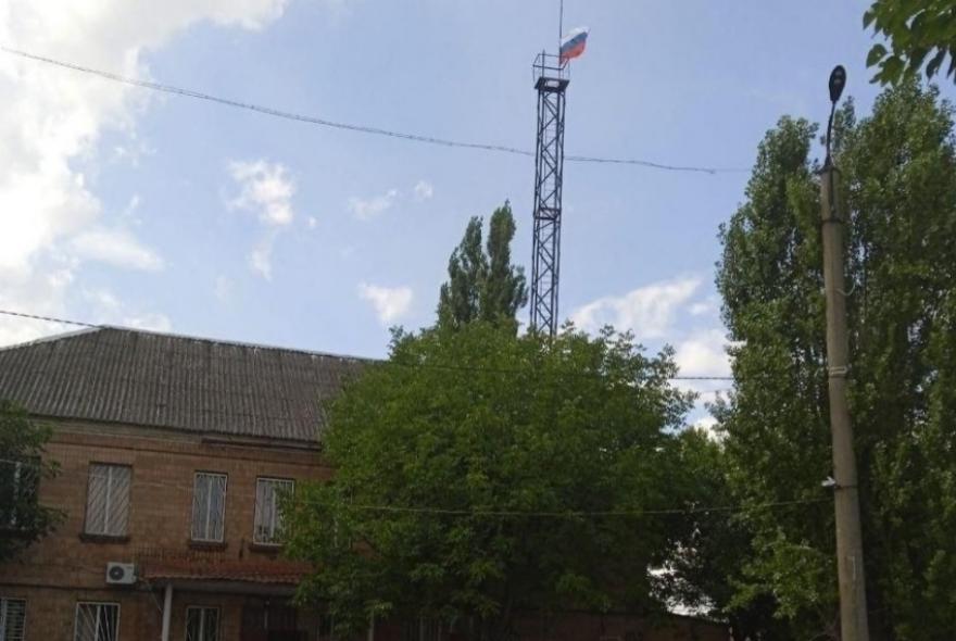 Российский флаг подняли над запорожским городом Пологи