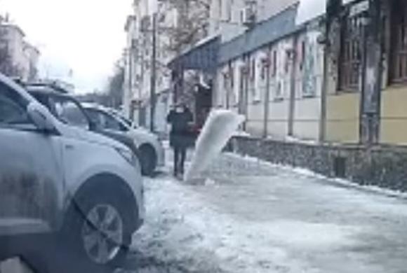 В Пензе падение ледяной глыбы на девушку попало на видео