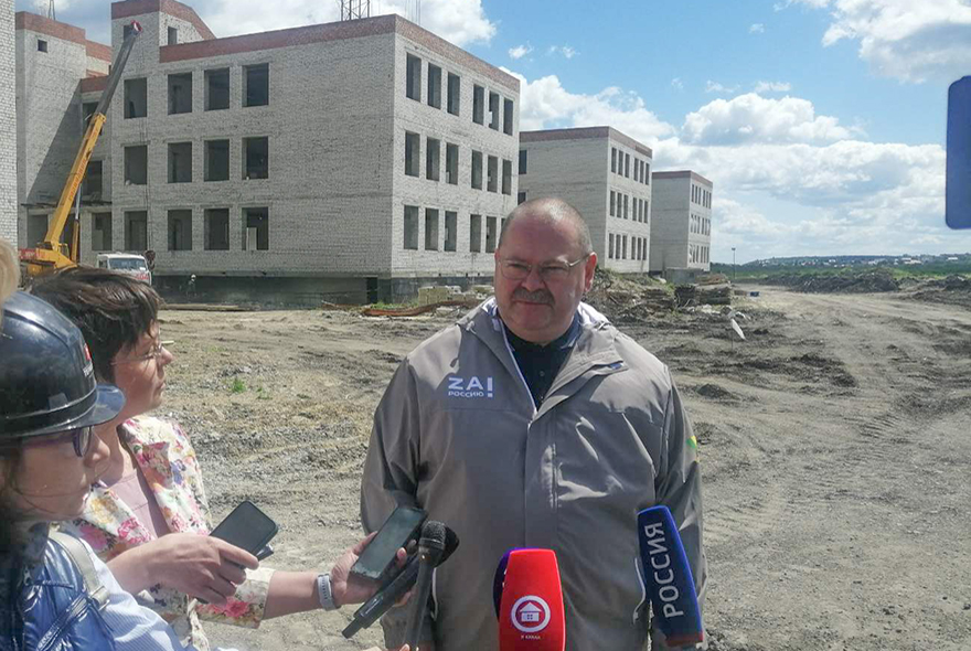 Олег Мельниченко посетил стройплощадки двух школ в Пензенском районе