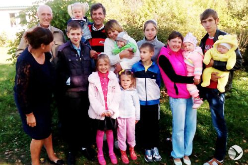 Многодетная семья украинских беженцев переезжает из Пензенской области вместе с коровой