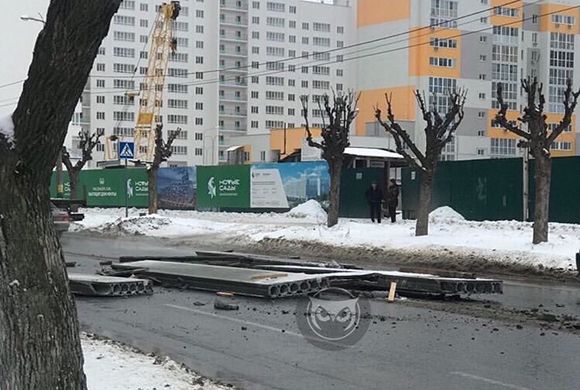 В Пензе на ул. Минской на дорогу свалились бетонные плиты