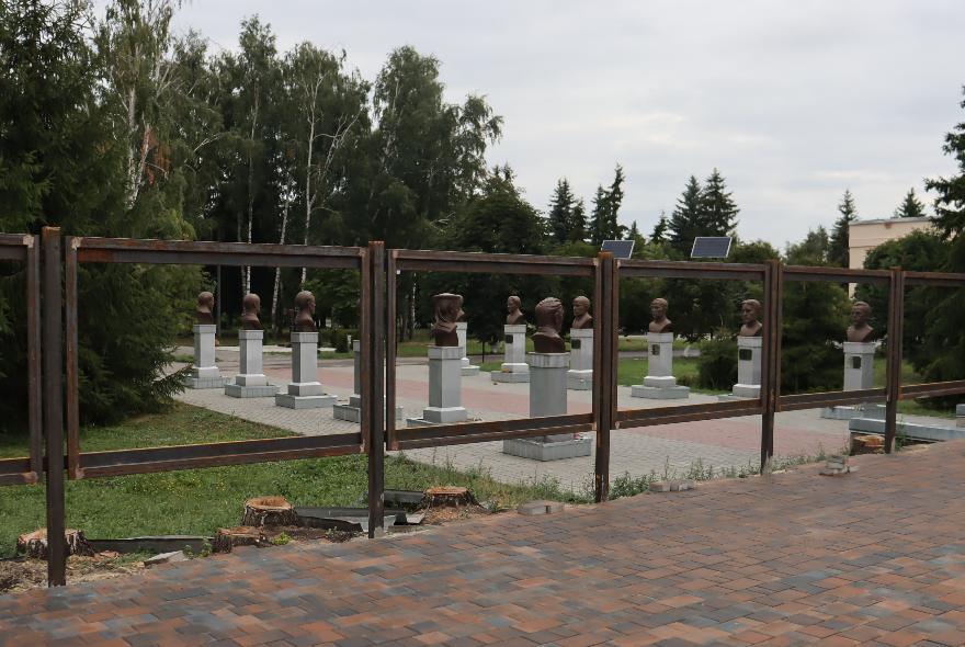 В Наровчате благоустраивают сквер у памятника погибшим воинам