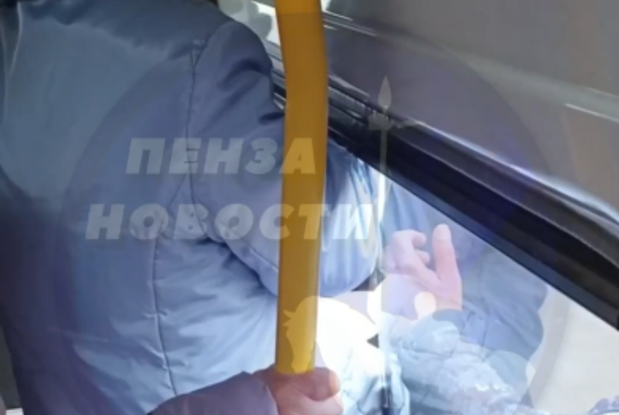 Из-за сломанной двери пензенцы выбирались из маршрутки через форточку