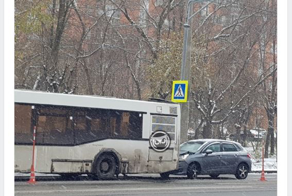 В Пензе водитель легкового авто сбил пешехода и врезался в автобус