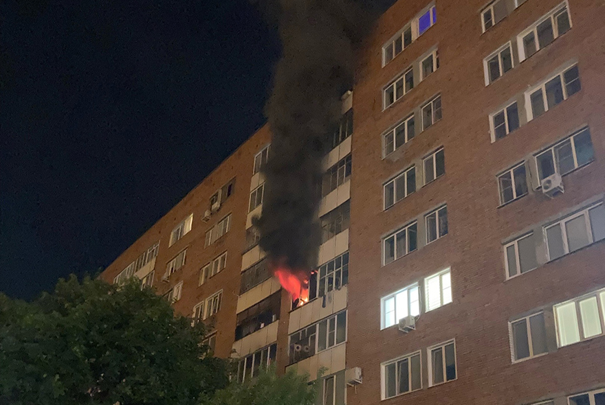 17 06 2023. Пожар на Глазунова 1 в Пензе. Пожар в квартире. Многоэтажный дом ночью.