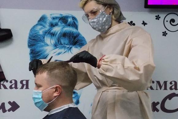 Хлорка, ножницы, отвага: один день из жизни парикмахерской в Пензе