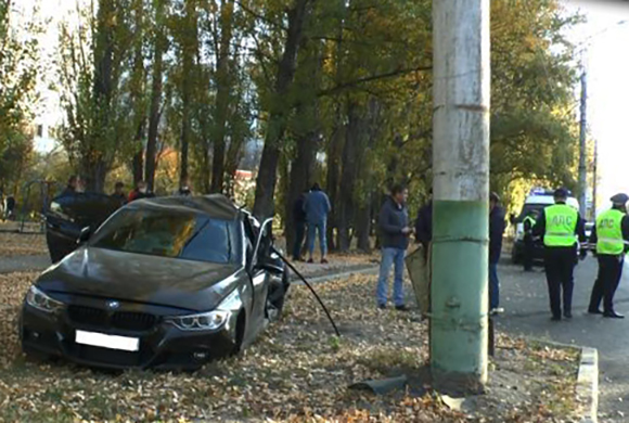 В Пензе 16 октября погиб пассажир врезавшейся в столб BMW