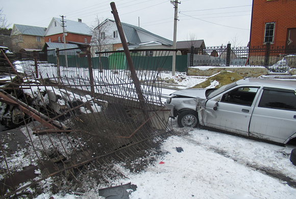 Фото pozhar.pnzreg.ru В Пензе Priora врезалась в бетонное ограждение