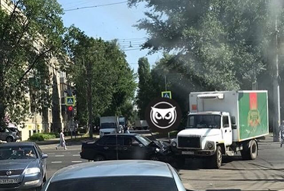 Фото vk.com/sova_penza В Пензе фургон ГАЗ помял легковушку