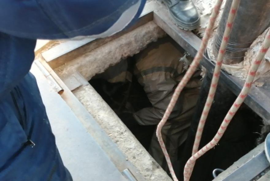 В Пензе спасатели достали из колодца теплотрассы тело мужчины