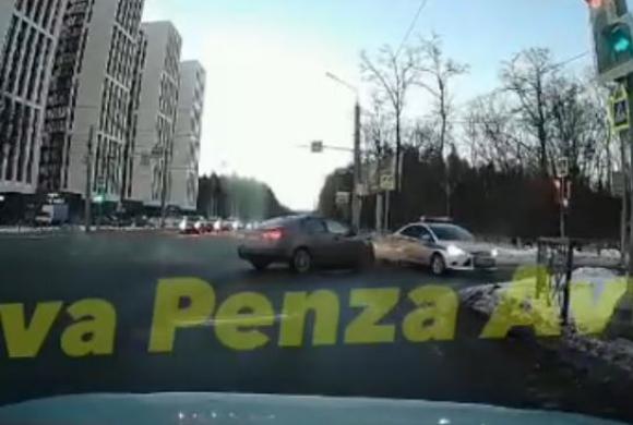 В Пензе на ул. Мира легковушка «протаранила» патрульный автомобиль