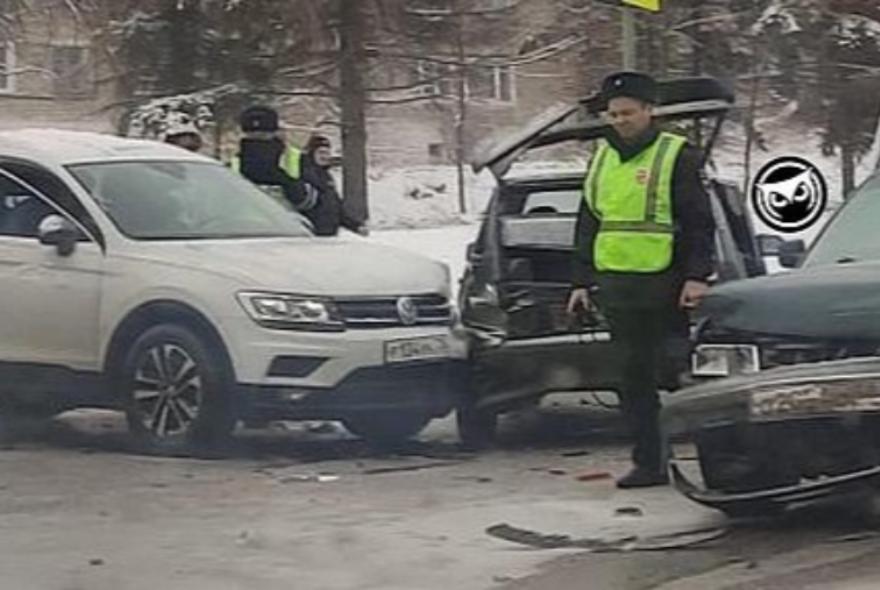 На Чкалова в ДТП попали три автомобиля