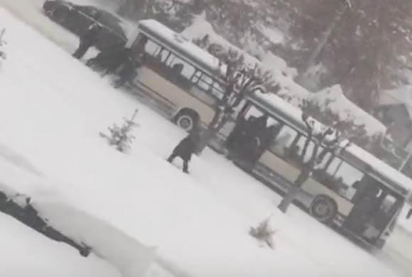 В Пензе толкающих автобус пассажиров сняли на видео