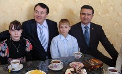 Садись со мной торт есть! Садись со мной торт есть!
