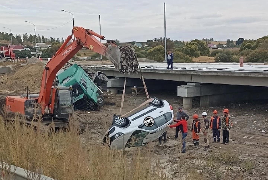 В Мордовии перевернулся автовоз с новыми машинами