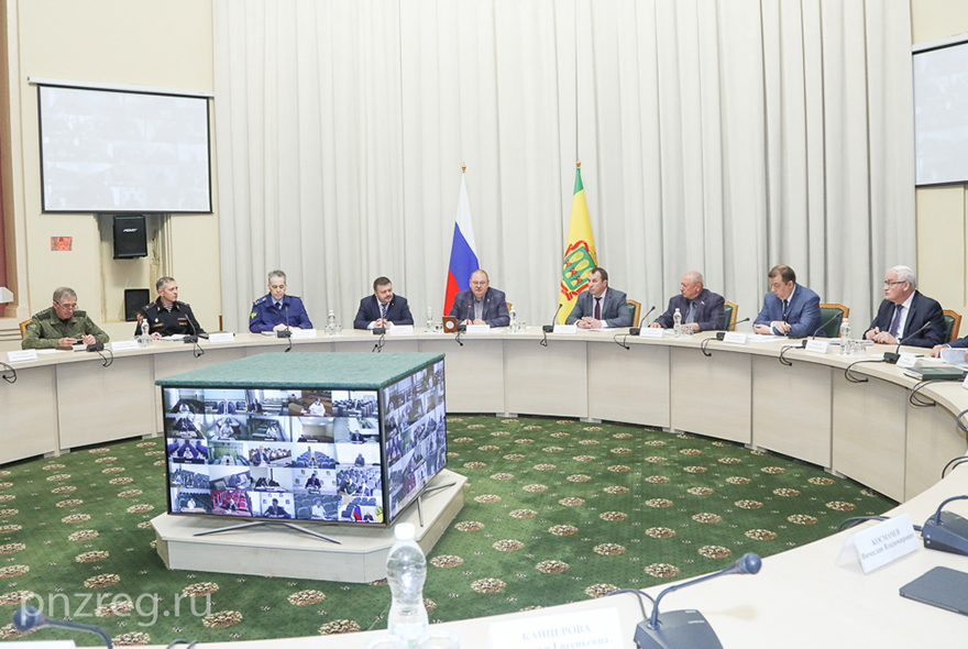 Мельниченко провел заседание оперативного штаба с участием промышленников региона