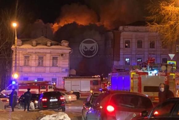 Появились фото и видео с места пожара в Военном госпитале в Пензе