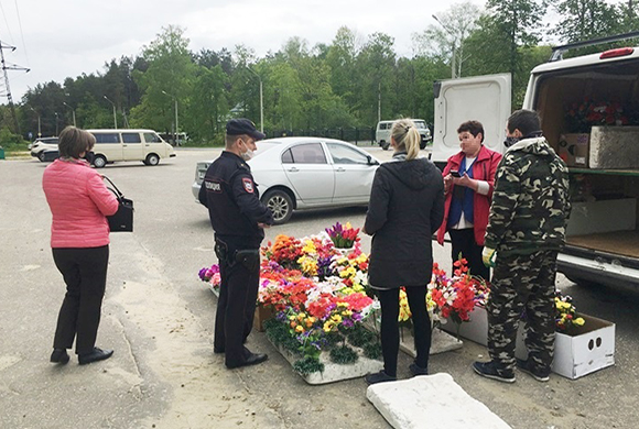 В Пензе торговцев цветами у кладбища отправили по домам