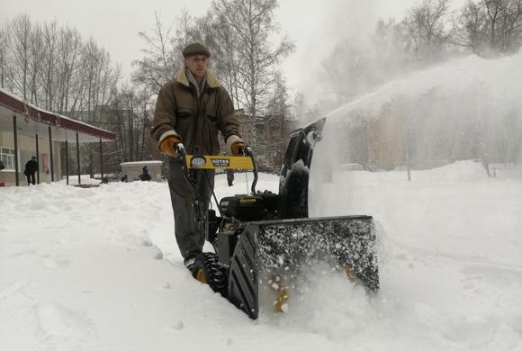 В Пензе школа №27 получила механический снегоуборщик