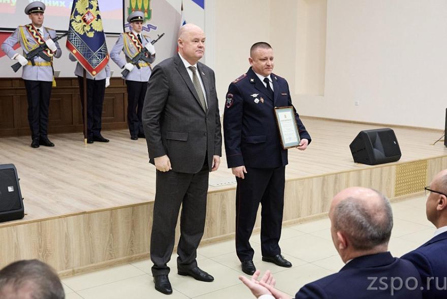 Вадим Супиков вручил награды сотрудникам органов внутренних дел