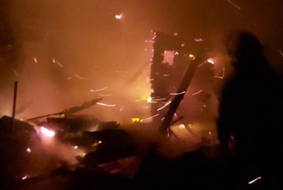 В Бековском районе сгорел деревянный дом 