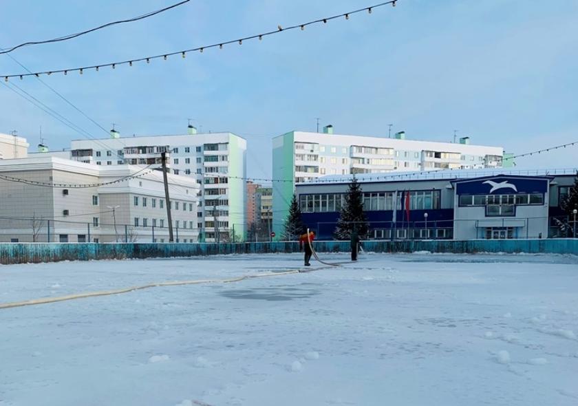 В Пензе заливают лед на 33 хоккейных площадках