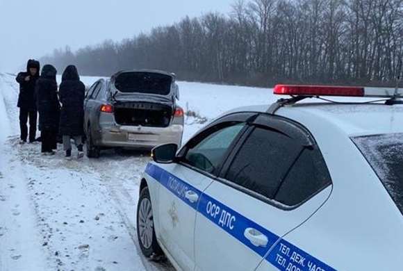 В Колышлейском районе экипаж ДПС помог автоледи, у автомобиля которой взорвалось колесо