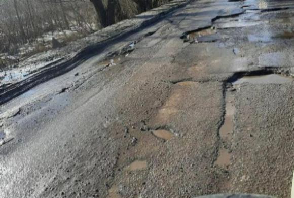 Пензенцы жалуются на ямы с водой возле ритуального зала на Светлой 