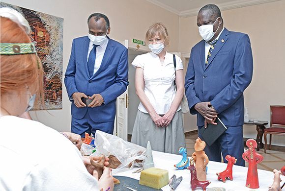 Посол Уганды мастерил в Пензе абашевские игрушки
