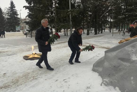 Белозерцев возложил цветы к Вечному огню в Спасском районе