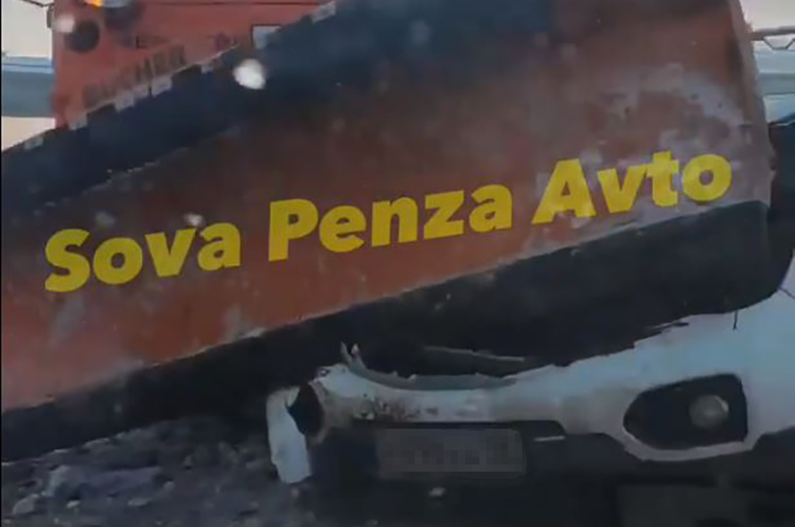 В Пензе легковой автомобиль попал под снегоуборщик