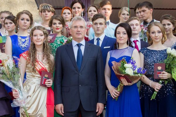 Иван Белозерцев вручил золотые медали 26 выпускникам Каменского района