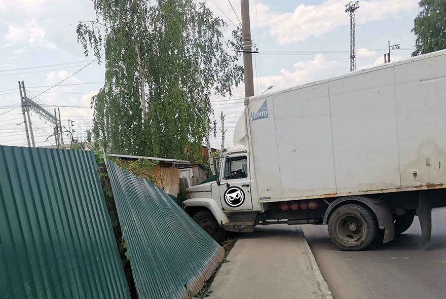 В Пензе грузовик протаранил забор жилого дома
