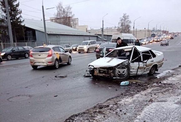 В Пензе на ул. Гагарина ВАЗ сильно пострадал в ДТП