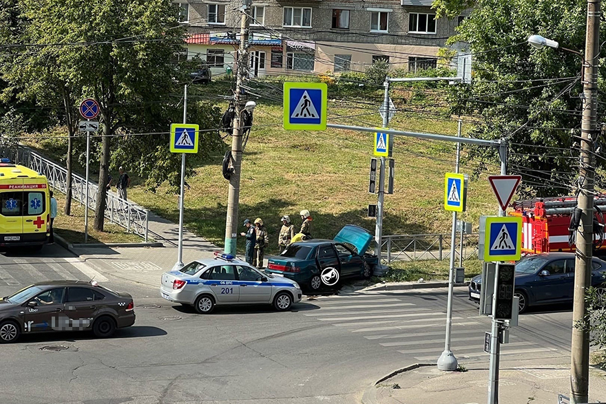 На перекрестке улиц Чкалова и Куйбышева в Пензе автомобиль врезался в столб