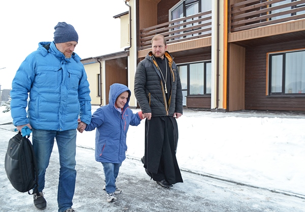 Кате сложно и опасно ходить по снегу одной
