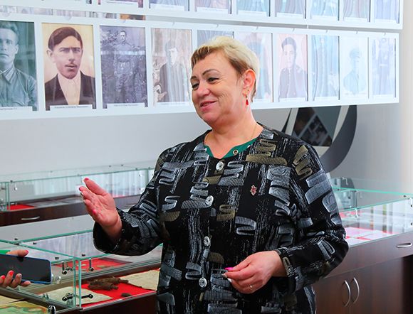 Светлана Кузнецова, учитель ИЗО, любит историю и проводит экскурсии в краведческом уголоке библиотеки.JPG