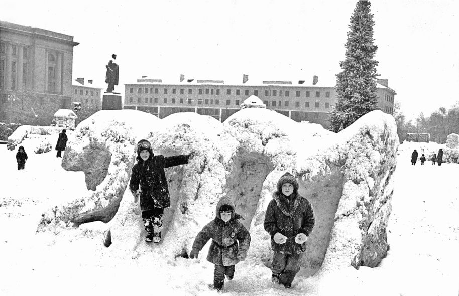 снежный городок на пл Ленина.jpg
