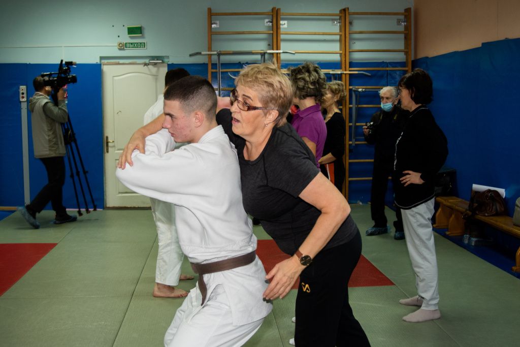 2. Современные бабушки и приемы дзюдо знают....jpg