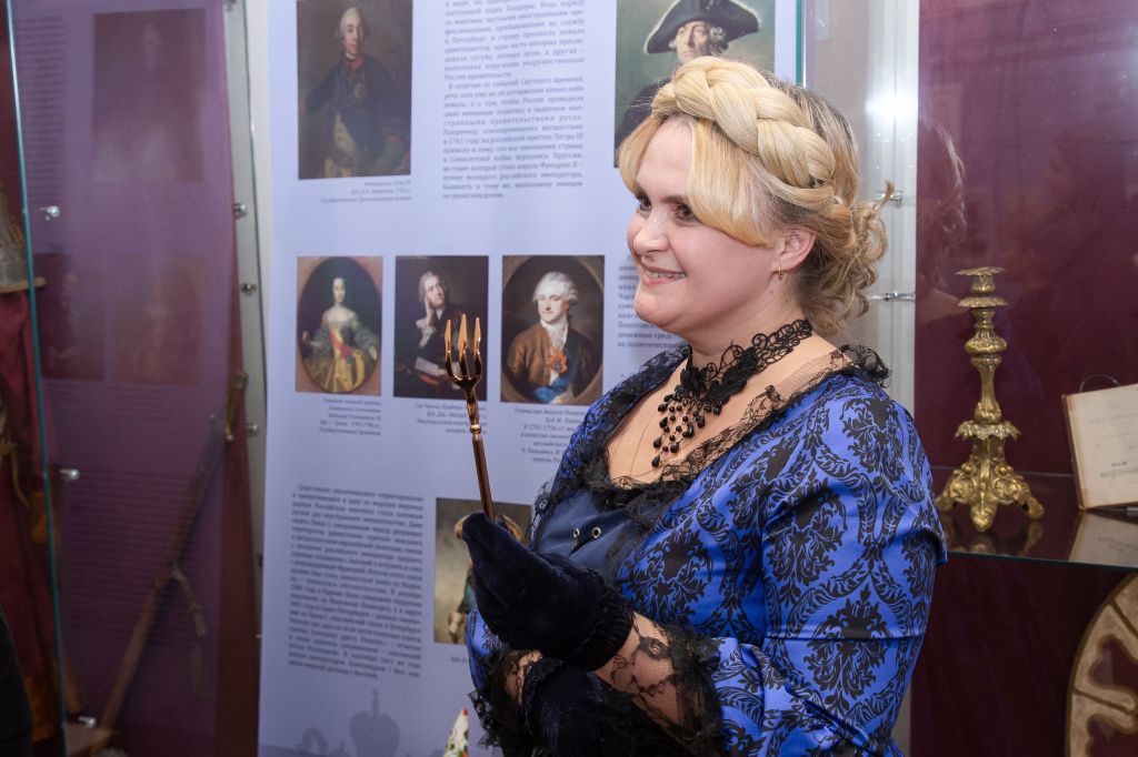 Заведующая новым зданием Краеведческого музея Лариса Панова в роли дамы 19 века. Заведующая новым зданием Краеведческого музея Лариса Панова в роли дамы 19 века.jpg