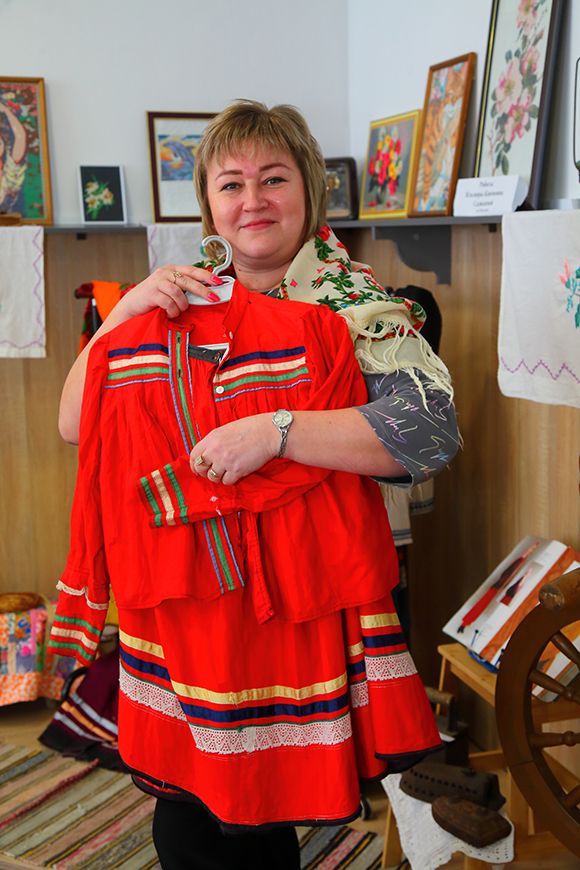 Ильмира Салякаева показывает предметы из музея.JPG